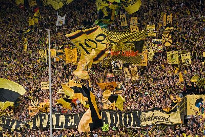 Fahnenmeer in der BVB-Südkurve