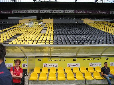 Die Osttribühne mit der Trainerbank im Vordergrund